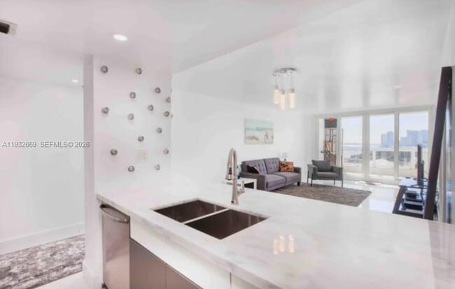 Building Photo - 1717 N Bayshore Dr Unit A-1652