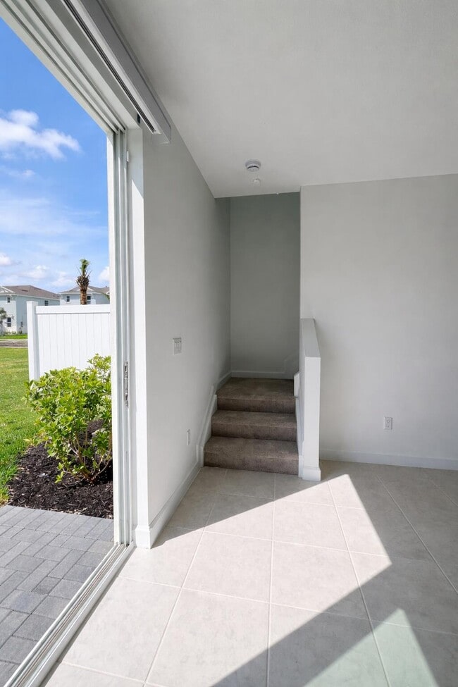 Photo - 4616 Hollister Ave