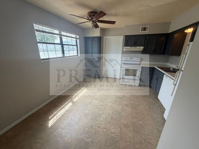 Photo - 300 W Montgomery St