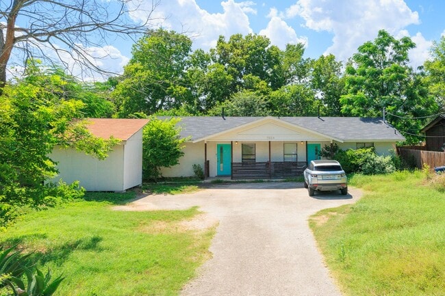 Building Photo - Stylish 2-Bedroom Home Near South Congress & Downtown Austin!