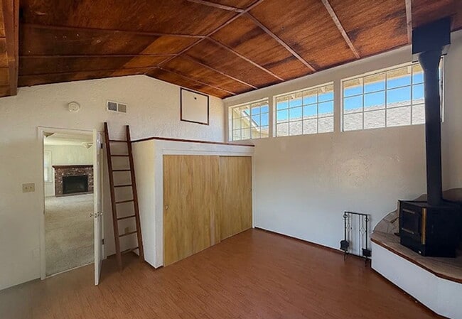 Photo - 569 Huntington Rd