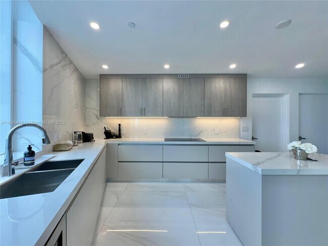 Photo - 15901 Collins Ave Unidad 2406