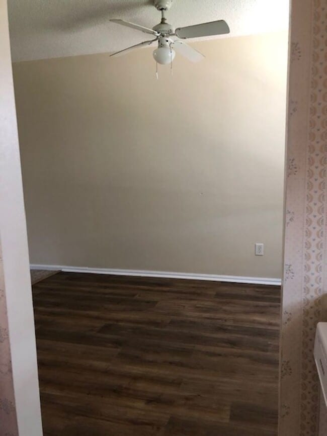 Building Photo - 2 Bedroom unit located in Maumee School Di...