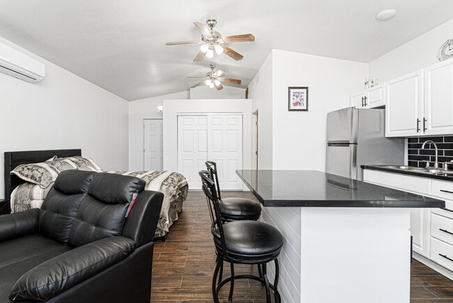 Photo - 264 Flowerdale Ln