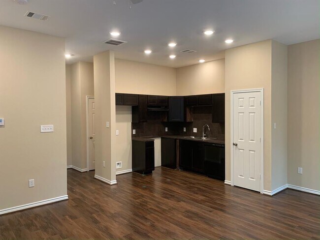 Photo - 7958 Bonaire St