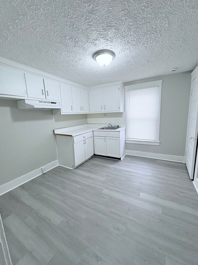 Photo - Charming 2 Bed 1 Bathroom in Warren Ohio! Unit Upper