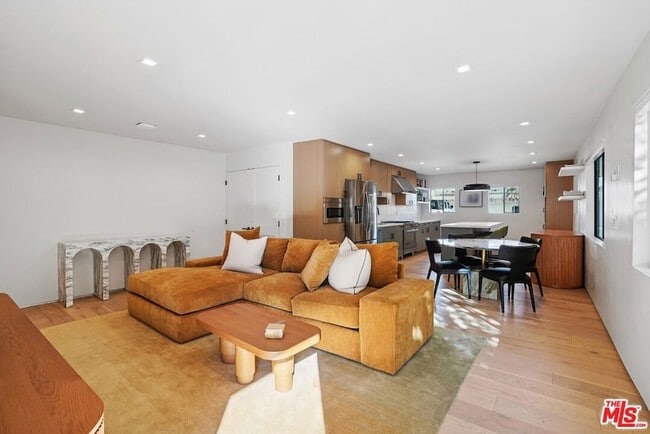 Photo - 838 N Mansfield Ave Unidad 102