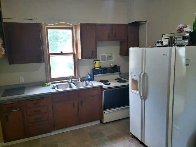 201 Main St S