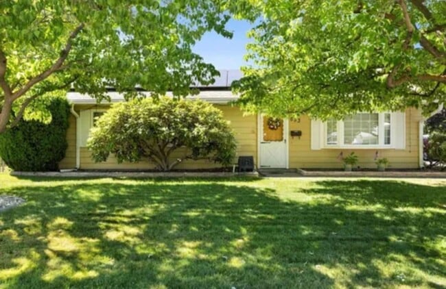 Photo - Spacious 4-Bedroom Home with Solar Panels in Richland