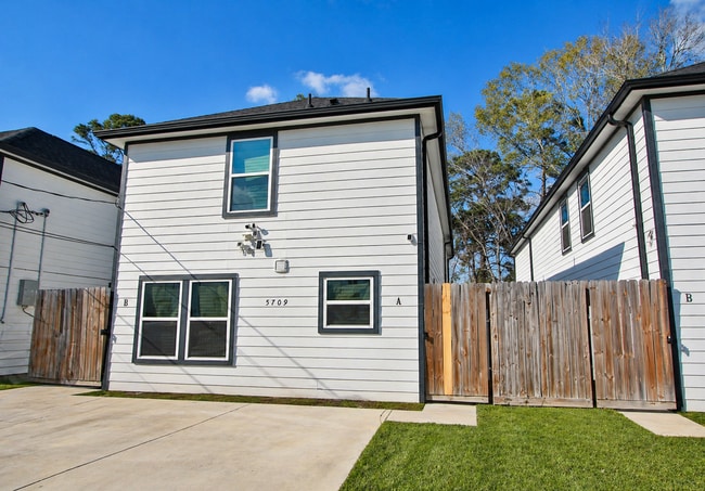 Building Photo - For Lease-Housing Vouchers Accepted | 3 Bed, 2 Bath | 1,150 Sq Ft | Warwick Place |