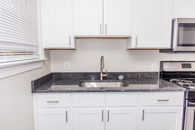 Photo - ONE MONTH FREE-Sign by 2/28/2026: Walk to Carytown & the Fan Unidad 1903-B