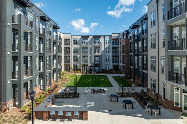 Building Photo - The Leo LoSo