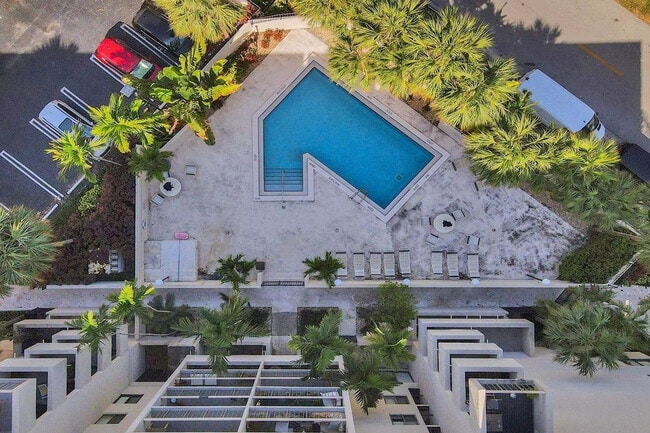 Photo - 2715 Tigertail Ave Unidad 204