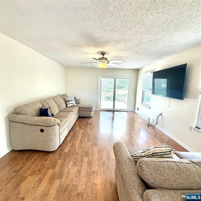 Photo - 107 Pine Oak Blvd