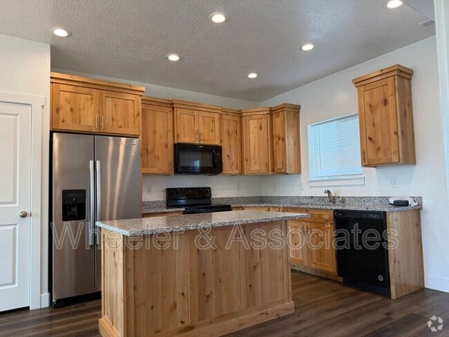 Building Photo - 320 38th St Rental