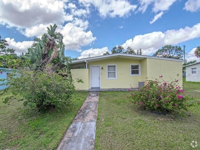 Building Photo - 170 SE Solaz Ave Rental