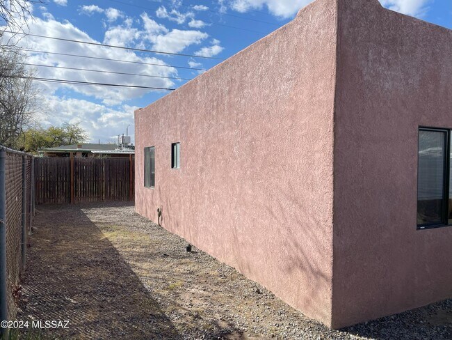 Photo - 1307 W St Clair St