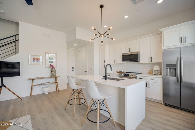 Photo - 777 W Coolidge St