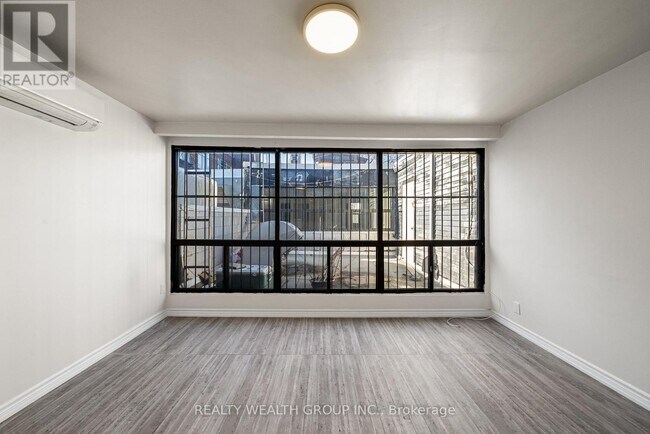 Photo - 566 Queen St W Unité 3