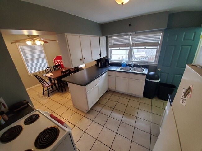 Photo - AVAILABLE JUNE! - 7 Bed 3 Bath Home!