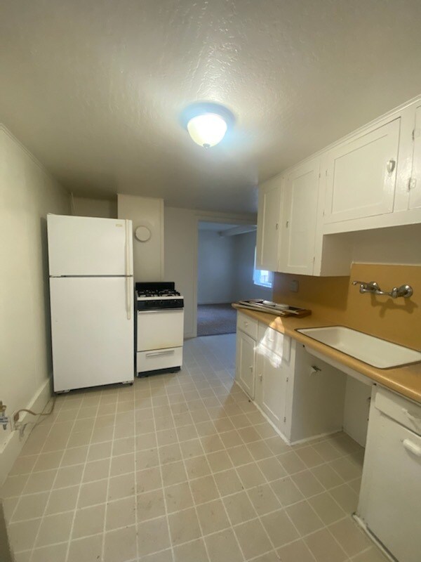 Photo - 319 N School St