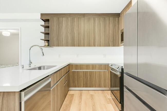 Building Photo - 1500 Rycroft St Unit 402