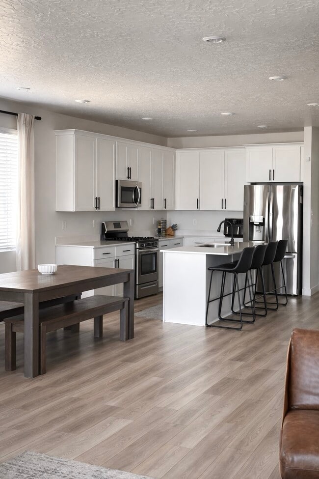 Photo - 634 W 1370 S