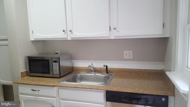 Photo - 905 Little St