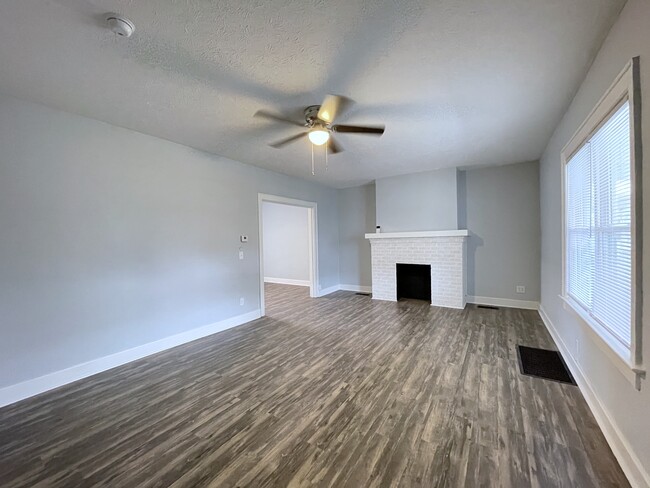 Spacious living room - 701 Berkeley Rd Casa