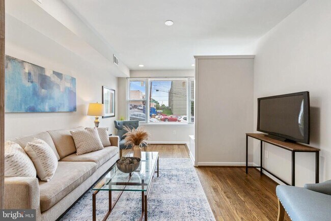 Photo - 53 Victor St NE