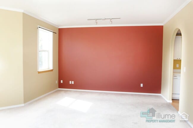 Building Photo - 3 Level Townhome near OHSU and PSU-Attached Garage with 2 Parking Spaces!