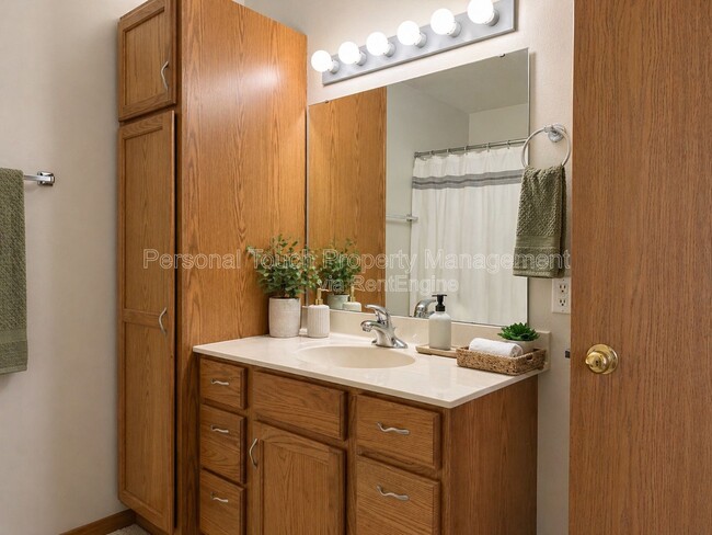 Photo - 975 42nd Ave W