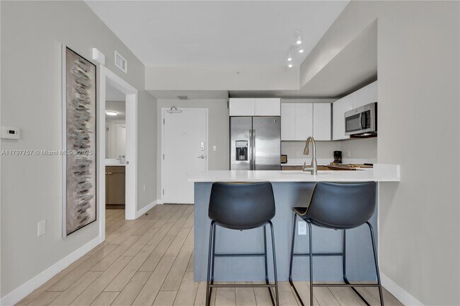 Photo - 321 NE 26th St Unidad 806