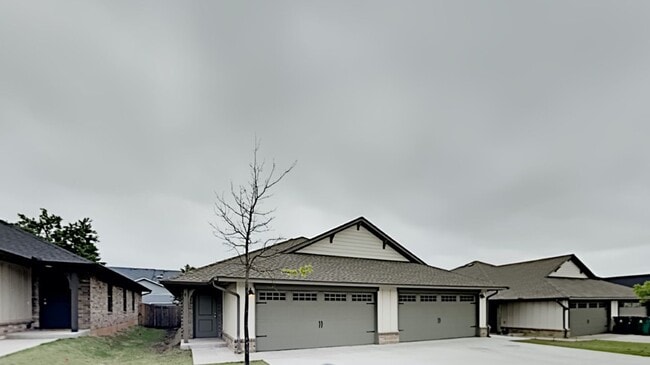 Photo - 2 Bedroom 2 Bathroom 2 Car Garage Duplex Close to Broadway Extension and 8 Minutes from Downtown OKC