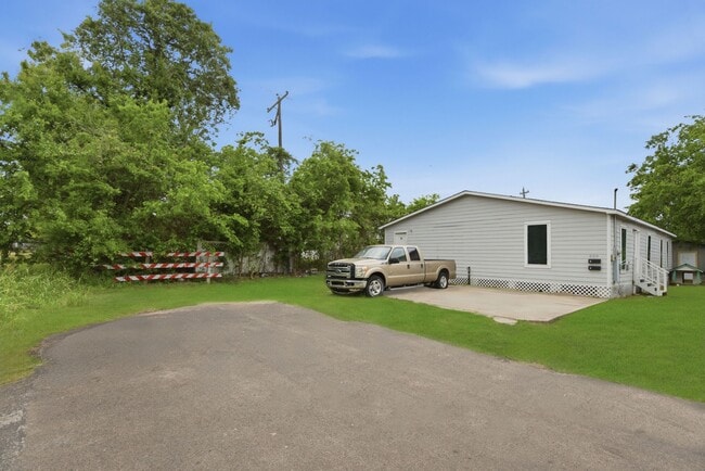 Photo - 303 Gans St