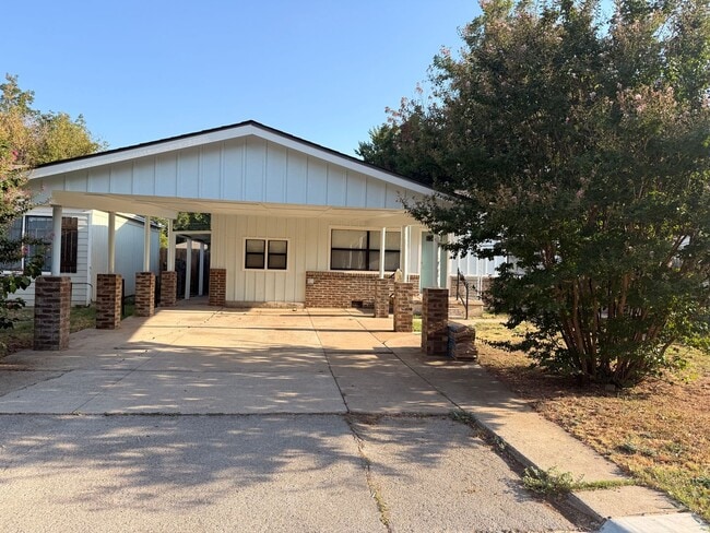 Building Photo - 1413 NW Andrews Ave