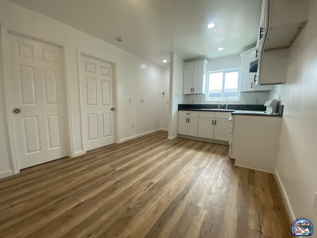 Building Photo - 1225 C.N.Perry Ave Unit 2