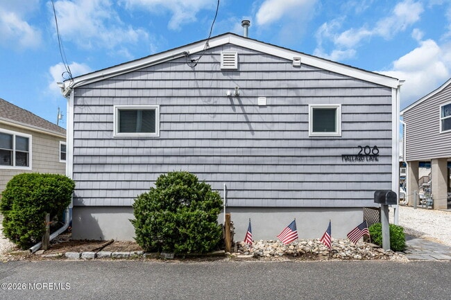 Building Photo - 208 Mallard Ln