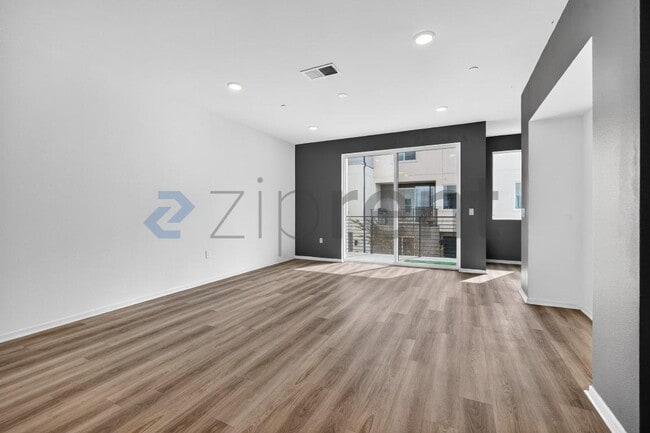 Photo - 5252 Beachfront Cove