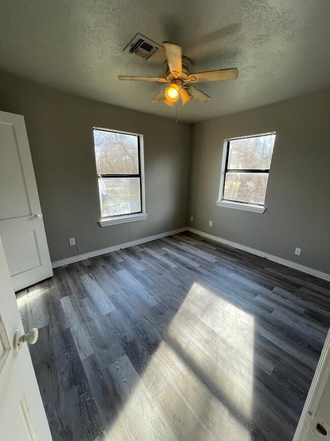 Photo - 2 BED 1 BATH DUPLEX FOR LEASE