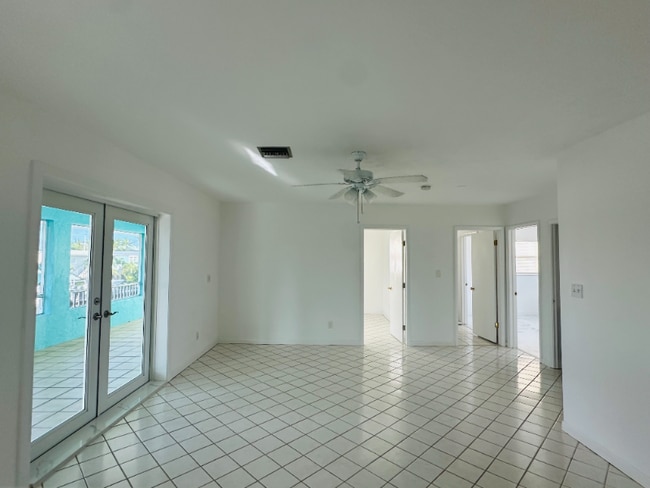 Photo - 486 Airport Dr S