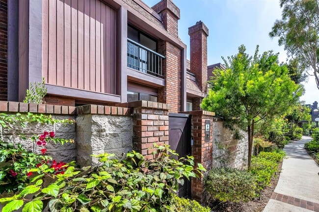 Front - 4425 Alla Rd