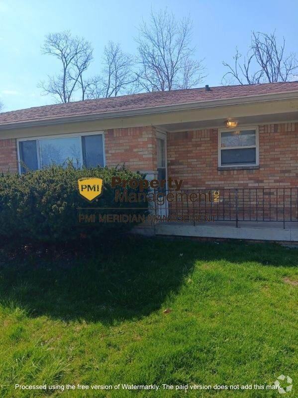 Building Photo - Cozy 2-Bedroom Duplex in the Heart of Indi... Rental