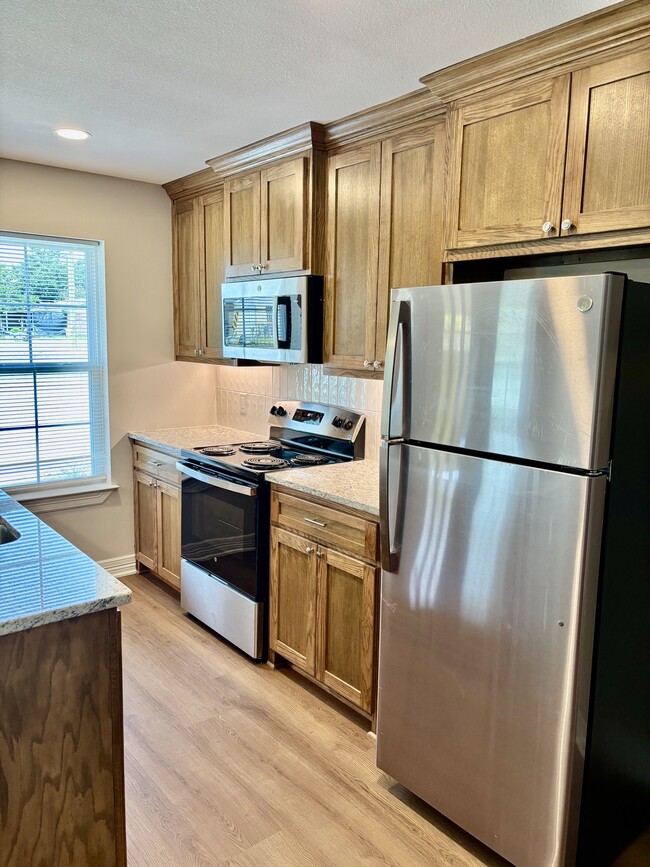 Kitchen - 404 Lake Lamond Rd