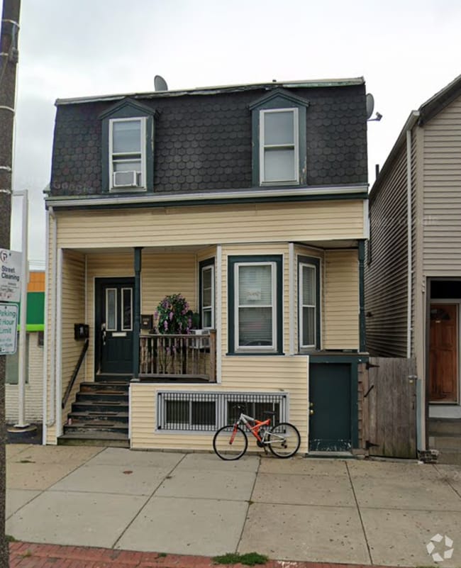 Building Photo - 319A Bennington St Rental