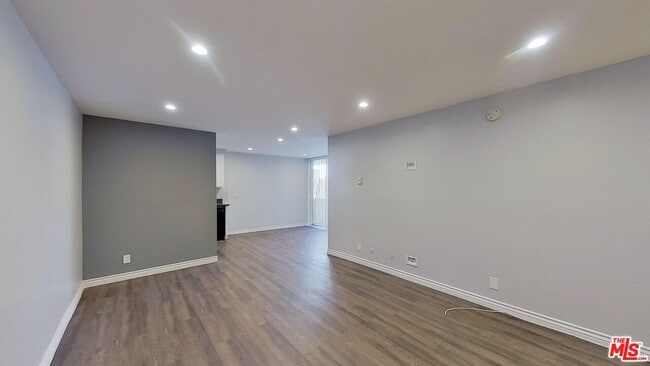 Building Photo - 525 N Sycamore Ave Unit 321