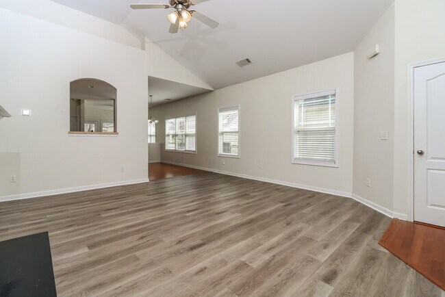 Photo - 92 Majestic Dr