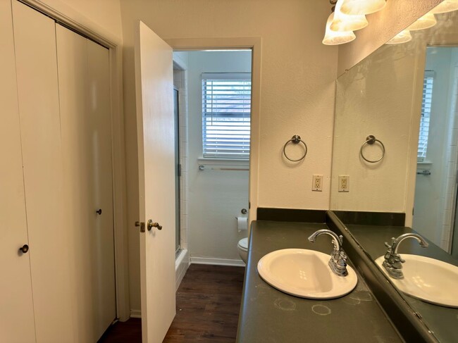 Photo - 328 E Johnson St