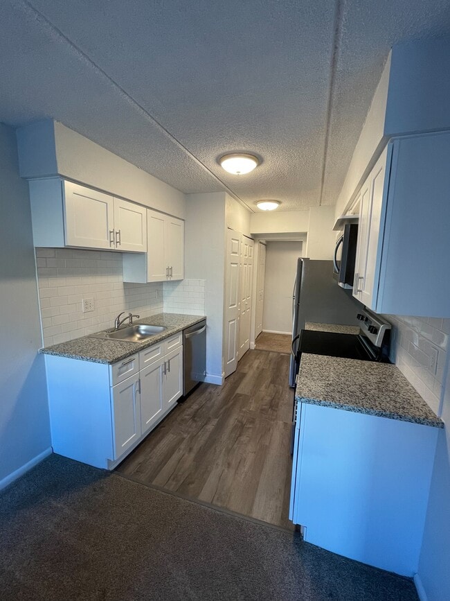 Kitchen - 600 Campbell Cir Unit #5