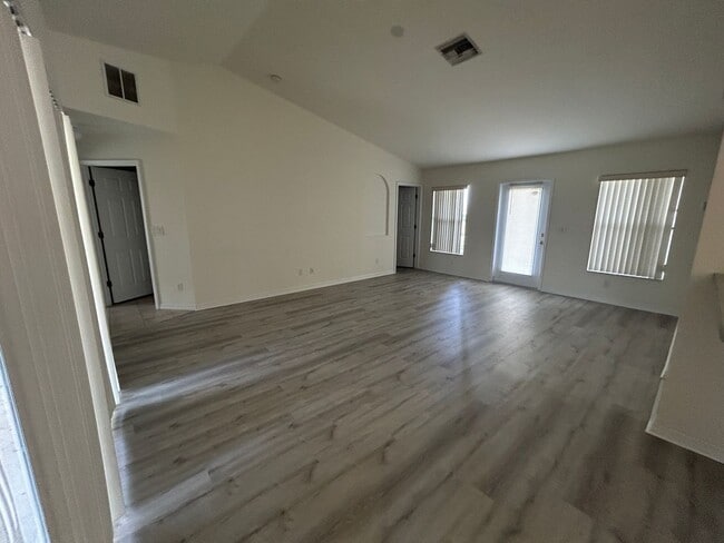 Photo - Nice 3/2 with newer carpet